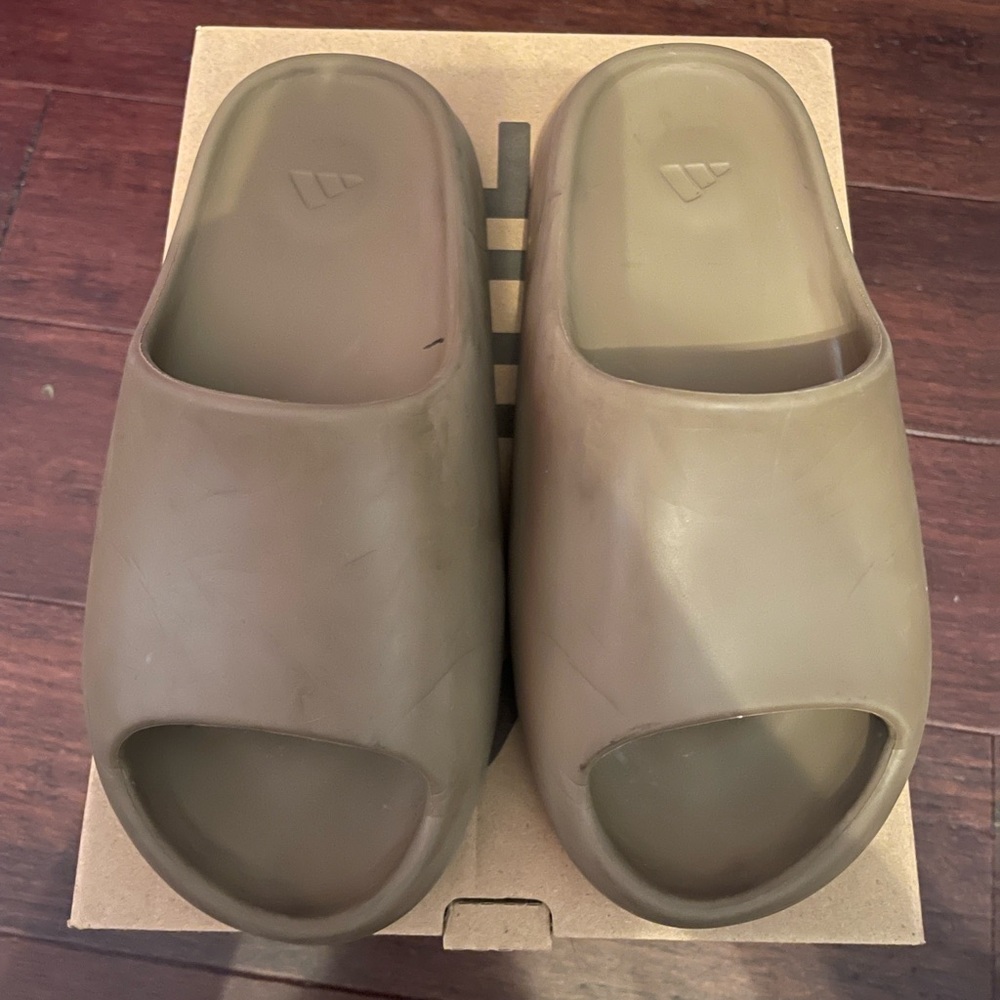 Yeezy slide size 7 men’s